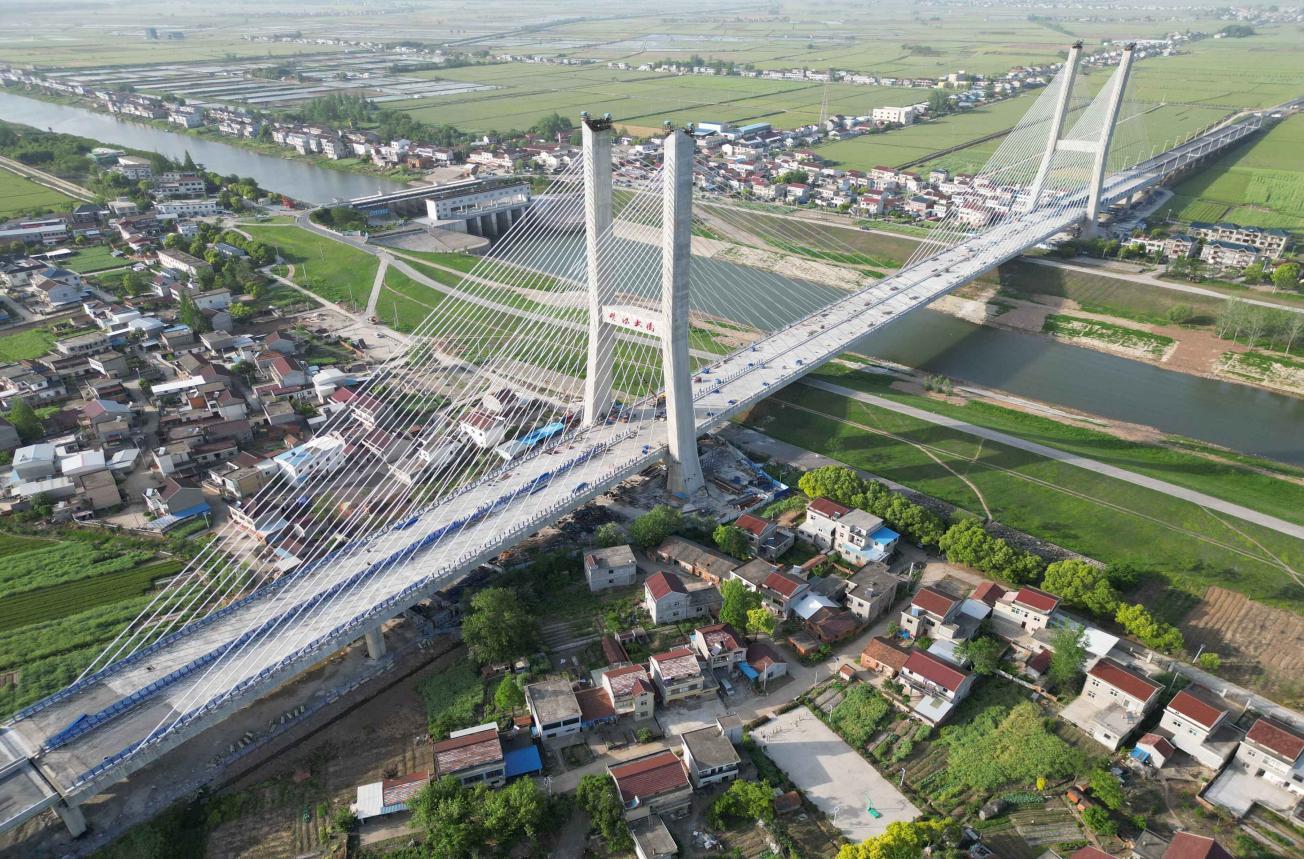 建設(shè)投資集團(tuán)（原路橋集團(tuán)）G347安九二期楊灣河特大橋。安徽建工集團(tuán)供圖